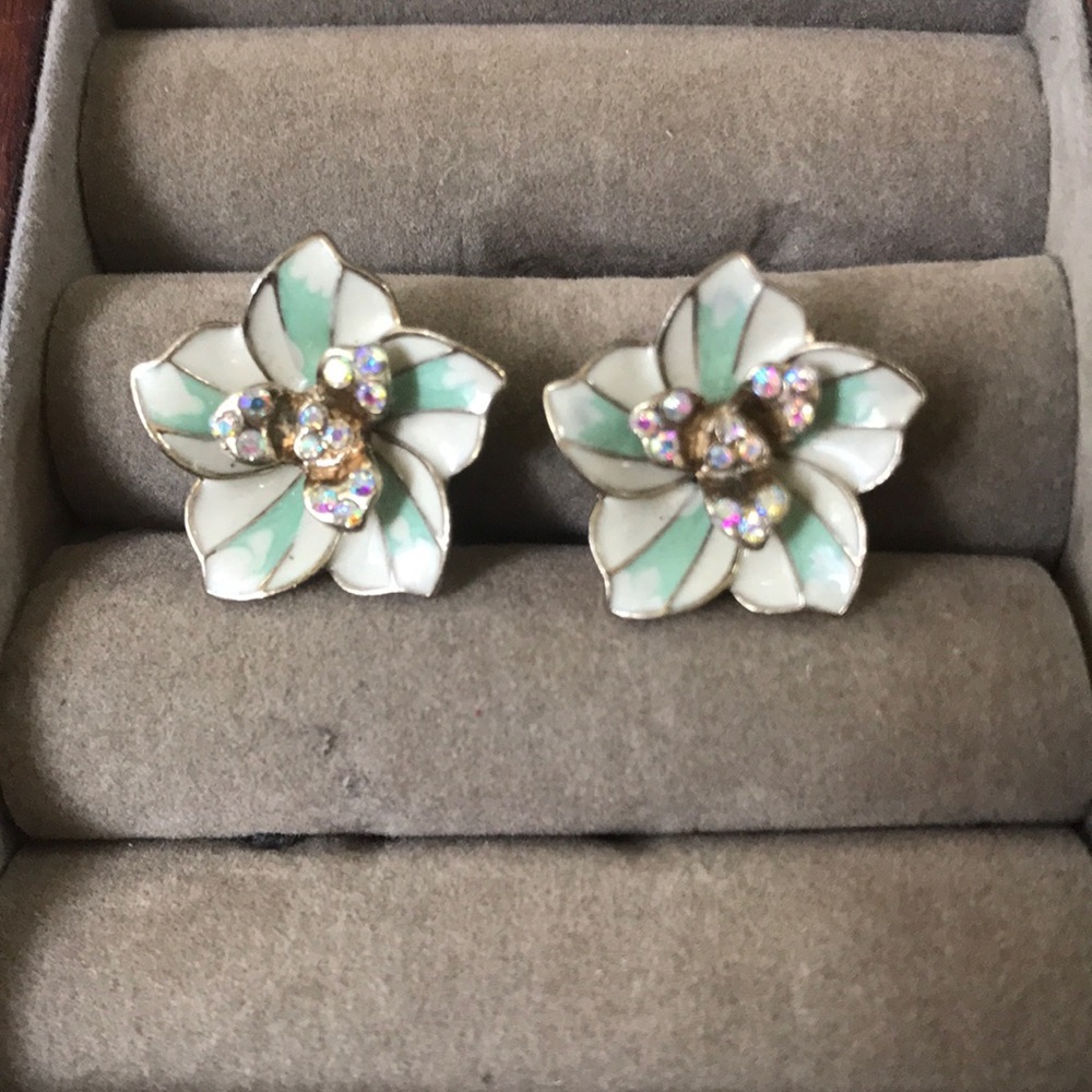 White/teal flower stud earrings ❤️